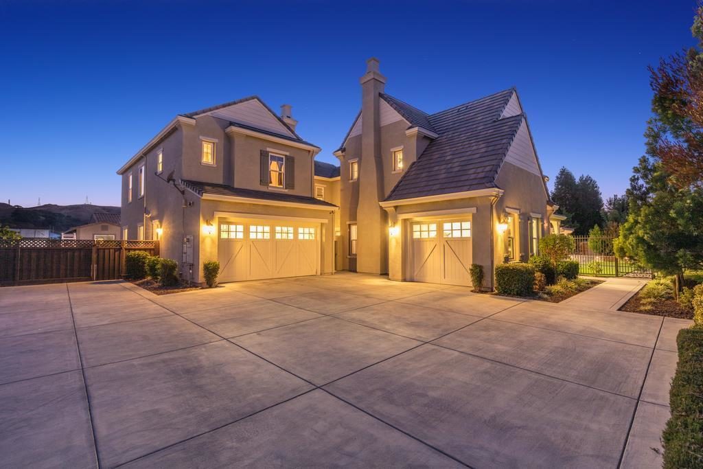 HDR real estate photography – Twilight Listing — ML81771706